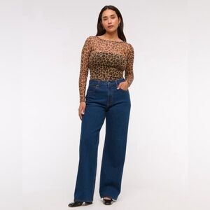A&F Abercrombie and Fitch womens size 33R
Dark wash High Rise 90s Relaxed Jean